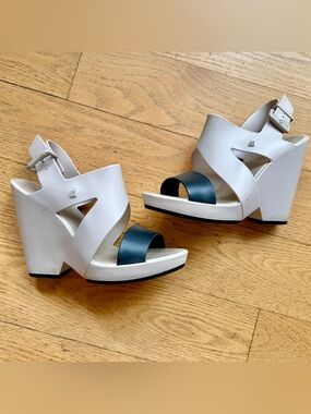 Melissa Vegan chic Wedge Sandals cream/blk 
Vintage - excellent shape 🖤